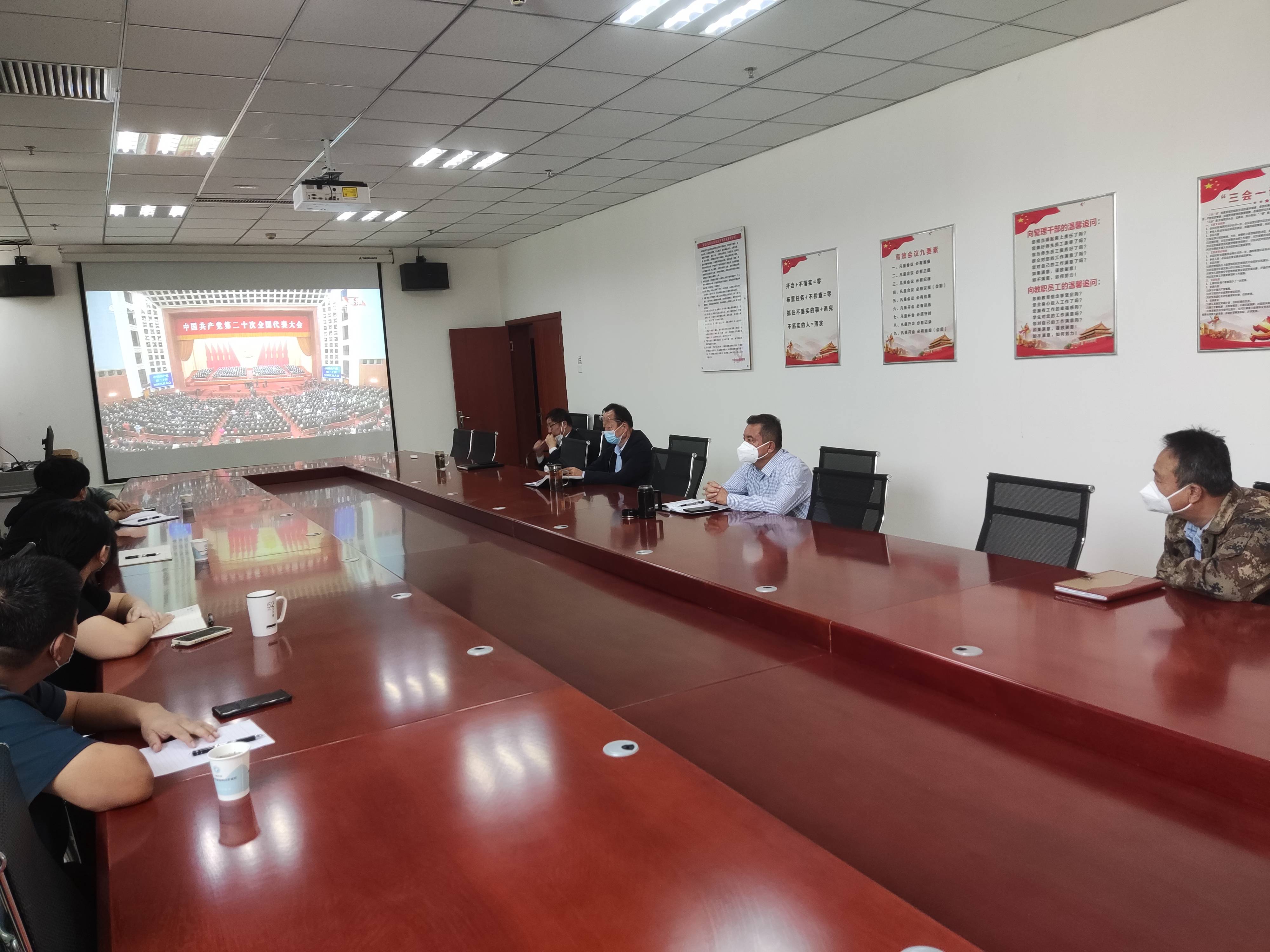 万象城allwincity官网师生热切关注党的二十大开幕盛况 热议大会报告