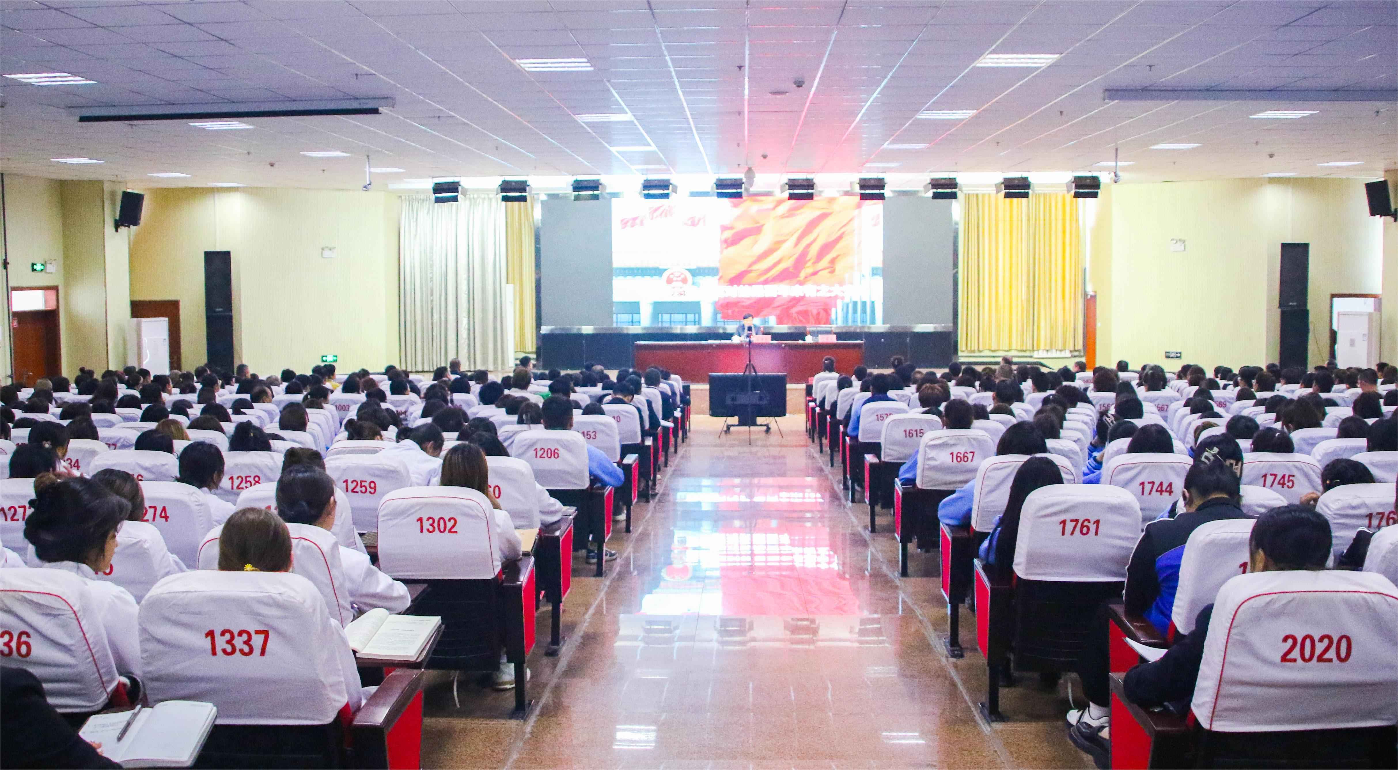 马学良在万象城allwincity官网讲授思政课时强调 铸牢中华民族共同体意识 为强国建设民族复兴贡献青春力量